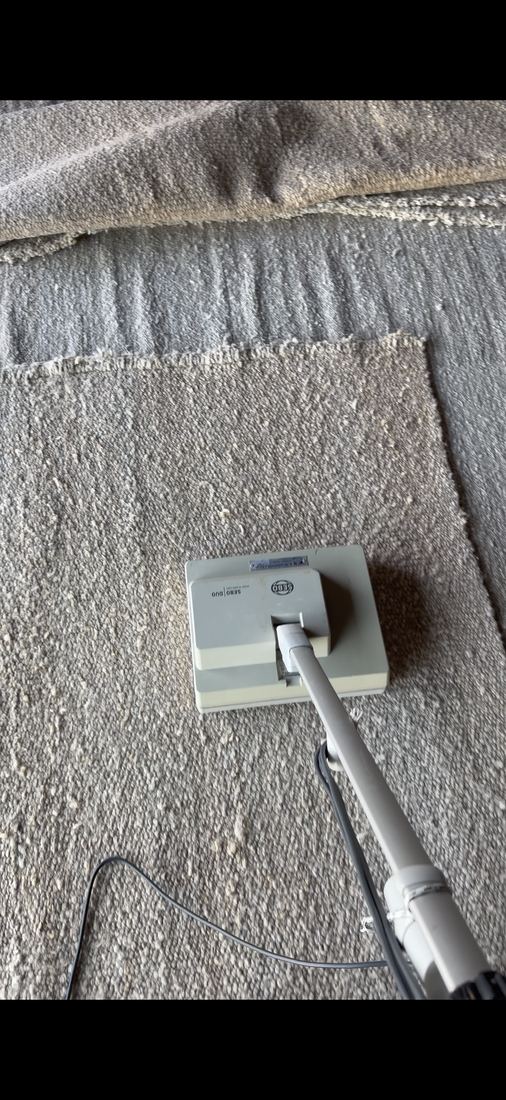 Καθαρισμός χαλιού με ειδικό εργαλείο extraction