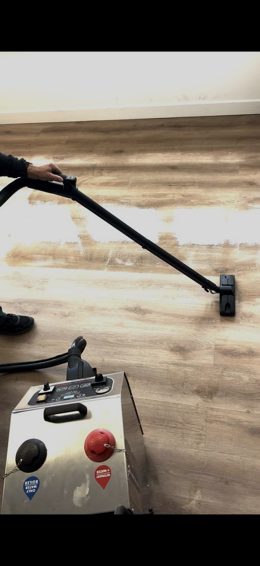 Μηχάνημα ξηρού ατμού σε δράση πάνω σε πάτωμα laminate