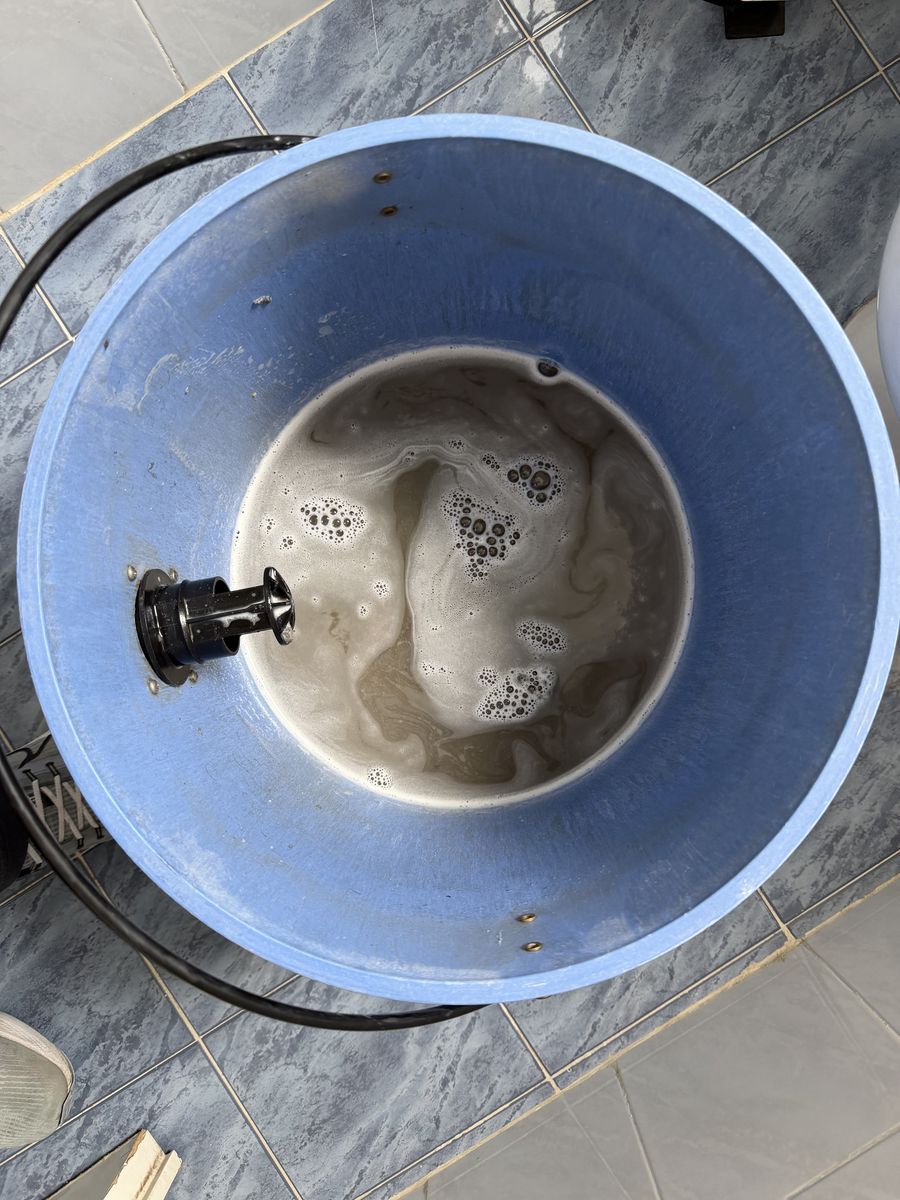 Δεξαμενή μηχανής extraction με ρύπους που αφαιρέθηκαν